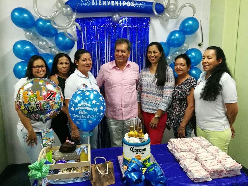 Luis Enrique acompañado, entre otras de, Carmenza Vanegas Piedad Charry, Esperanza Gonzales, Carolina Bermeo, Gladys Borja.
